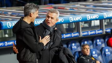 SAN SEBASTIÁN, 27/02/2024.- El entrenador del RCD Mallorca Javier Aguirre (d) saluda a Imanol Alguacil, entrenador de la Real Sociedad, durante el partido de vuelta de las semifinales de la Copa del Rey que Real Sociedad y RCD Mallorca disputan este martes en el Reale Arena, en San Sebastián. EFE/Javier Etxezarreta