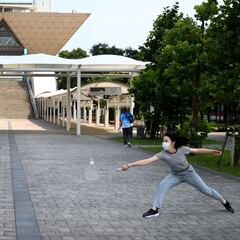 ¿De qué está hecho el volante de bádminton, de qué animal son las plumas y qué velocidad alcanza?
