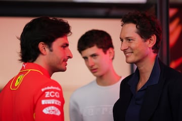 Carlos Sainz junto a John Elkann.