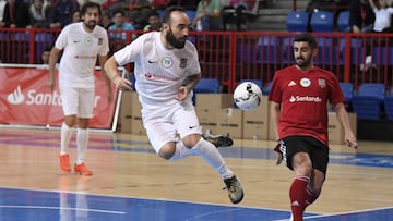 Ricardinho reina con su show en el partido benéfico más peculiar: selfies, caños y un reto cumplido