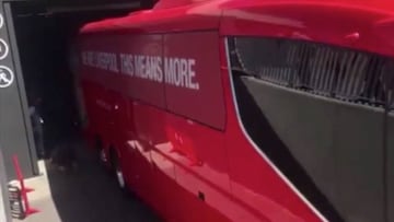 El bus del Liverpool se queda atascado en el túnel del Wanda