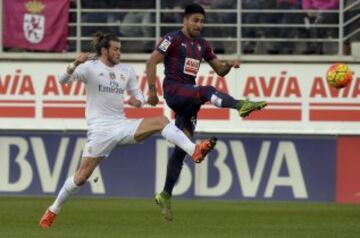 Gareth Bale y Mauro Dos Santos.