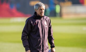 Quique Setien during the training session