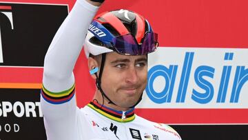 Peter Sagan saluda a los aficionados antes de tomar la salida en una carrera.