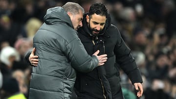 Ange Postecoglou y Ruben Amorim, técnicos de Tottenham y Manchester United, se saludan antes de un partido.