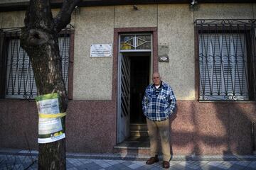 Visitamos la casa en la que vivió el astro argentino durante su etapa como futbolista del Argentinos Juniors (1978-1980) en el barrio de La Paternal en Buenos Aires. La vivienda se ha convertido en un curioso museo. En la foto, Alberto Pérez, director del