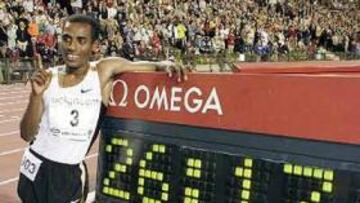 <b>IMPRESIONANTE.</b> Bekele cerró de la mejor manera posible la Golden Gala de Bruselas, en la que la rusa Isinbayeva no pudo batir el récord mundial de salto con pértiga.
