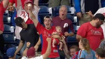 Con un bebé y sin mirar: fan hace la 'parada imposible' en la MLB