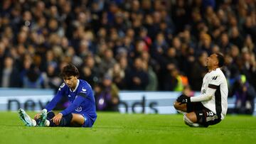 Kenny Tete, jugador del Fulham, se duele de la entrada de Joao Félix, jugador del Chelsea.