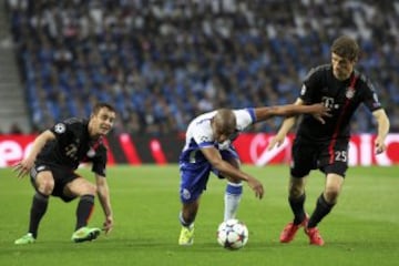 Yacine Brahimi entre Rafinha y Thomas Mueller.