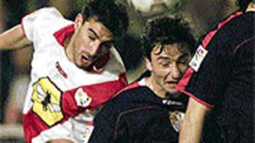 <b>JUEGO INTENSO</b>. Los jugadores del Sevilla montaron un muro y el Rayo se estrelló en él.