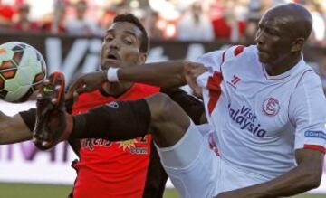 Sevilla-Almería.
Mbia y Míchel.