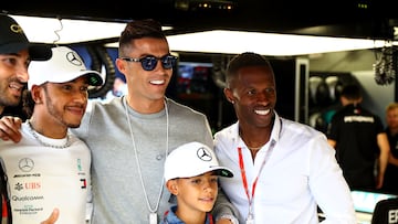 Cristiano Ronaldo y su hijo, junto a Lewis Hamilton en el box de Mercedes durante el GP de Mónaco 2019.
