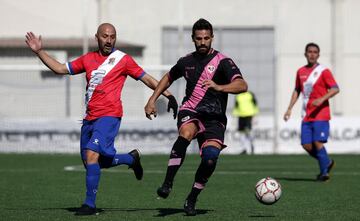 Hoy 1 de noviembre los veteranos del Torrejón y del Rayo Vallecano han goleado a la ELA en un partido solidario disputado en el Campo Municipal Las Veredillas.