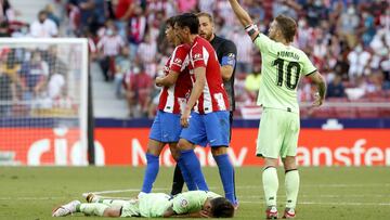 Savic se lleva a João Félix tras ser expulsado.