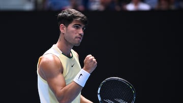 Melbourne (Australia), 20/01/2024.- Carlos Alcaraz of Spain reacts during his 3rd round match against Juncheng Shang of China on Day 7 of the 2024 Australian Open at Melbourne Park in Melbourne, Australia, 20 January 2024. (Tenis, España) EFE/EPA/JOEL CARRETT AUSTRALIA AND NEW ZEALAND OUT
