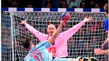 Víctor Romero ante el portero francés Bolzinger.