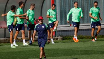 GRAFCAV8378. LEZAMA (BIZKAIA), 28/07/2022.- El entrenador del Athletic de Bilbao, Ernesto Valverde (c), dirige el entrenamiento que el conjunto rojiblanco ha celebrado este jueves en sus instalaciones de Lezama (Bizkaia). EFE/Miguel Toña
