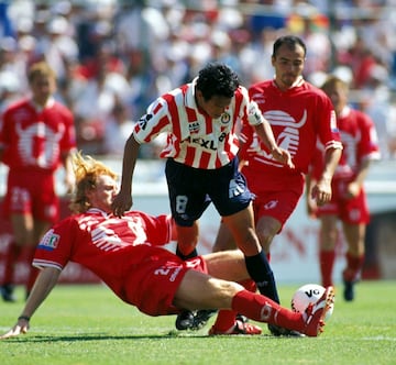 El "Tiburón" Sánchez jugó en Chivas durante dos etapas: 1991-1999 y 2000 a 2003. El defensa central mexicano partió al América como moneda de cambio para facilitar la llegada de Oswaldo Sánchez al Rebaño. 