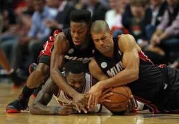 Bulls 65 - Heat 88 (1-3). Norris Cole y Shane Battier jugadores de Miami Heat luchan por el balón junto a Nate Robinson jugador de los Bulls.