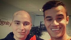 Philippe Coutinho y Curtis Allen, un joven fan que ha fallecido a causa de una leucemia y que conoci&oacute; el a&ntilde;o pasado