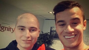 Philippe Coutinho y Curtis Allen, un joven fan que ha fallecido a causa de una leucemia y que conoció el año pasado