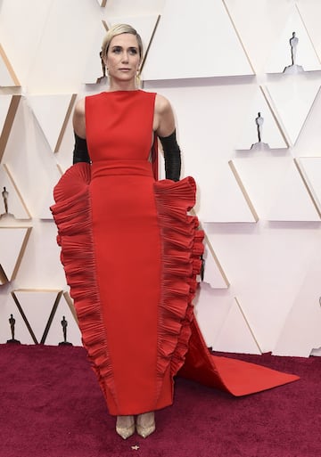 La actriz Kristen Wiig lució un vestido rojo de Valentino. 