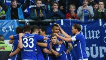 Los jugadores del Schalke celebran el 2-0.