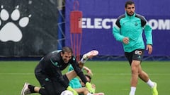 Fran M&eacute;rida y Diego L&oacute;pez, durante un entrenamiento del Espanyol.