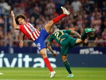 Axel Witsel y Roger Martí en una acción del partido en el estadio Metropolitano.