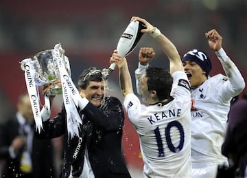 Juande Ramos alza la Carling Cup conseguida con el Tottenham en 2008.