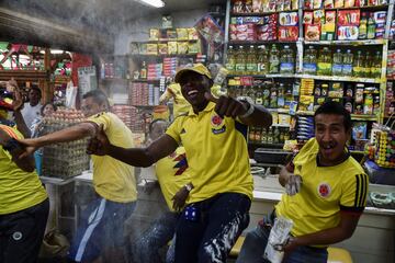 En todos los establecimientos celebran que la selección colombiana pasa a octavos de final.