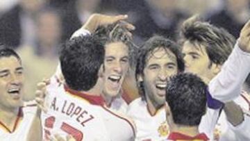 <b>FELICIDAD. </b>Los jugadores españoles celebran el segundo gol.