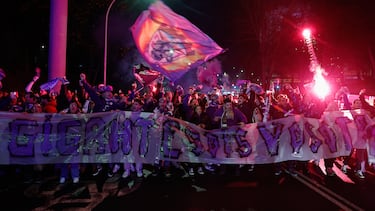 Los seguidores del Guadalajara en las inmediaciones del estadio. El partido se retrasa media hora debido a la inspección de los técnicos del Ayuntamiento de la grada alta del estadio.
