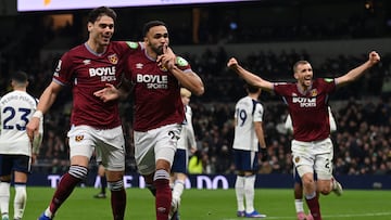 West Ham United's English striker #09 Callum Wilson celebrates after scoring their late second goal during the English Premier League football match between Tottenham Hotspur and West Ham United at the Tottenham Hotspur Stadium in London, on January 17, 2026. (Photo by Glyn KIRK / AFP) / RESTRICTED TO EDITORIAL USE. No use with unauthorized audio, video, data, fixture lists, club/league logos or 'live' services. Online in-match use limited to 120 images. An additional 40 images may be used in extra time. No video emulation. Social media in-match use limited to 120 images. An additional 40 images may be used in extra time. No use in betting publications, games or single club/league/player publications. /
