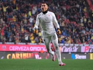Luis Ángel Malagón celebra un gol del Club América frente a Xolos de Tijuana en el Play In del Apertura 2024 de Liga MX. (Photo by Guillermo Arias / AFP)