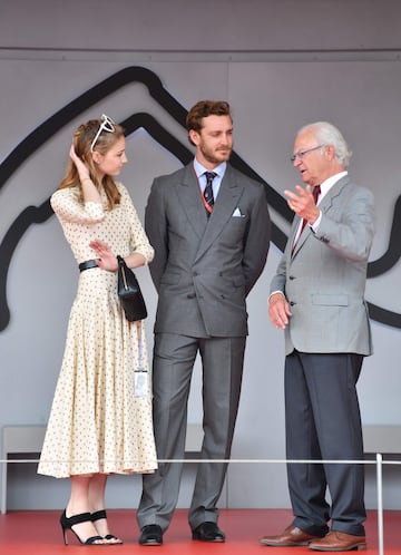 Pierre Casiraghi y su esposa Beatrice Borromeo hablando con el rey Carlos XVI Gustavo de Suecia 