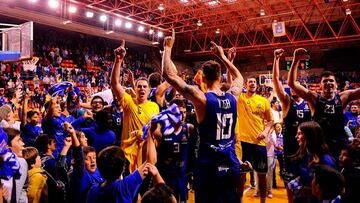 Los aficionados y los jugadores del Burgos celebran el ascenso a la Liga Endesa.