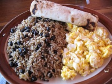 El símil costarricense a nuestros chilaquiles: el desayuno por excelencia. Consta de arroz y frijoles y se acompaña de plátano maduro, natilla (crema ácida) y huevos. Los extranjeros encuentran que es un platillo muy pesado para comenzar el día, pero es el desayuno ideal para los ticos.