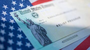 Cheque del Departamento del Tesoro sobre la bandera estadounidense.