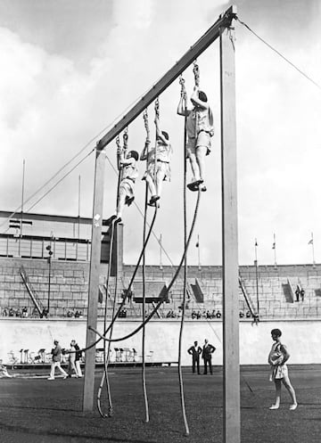 La escalada de cuerda es un deporte en el cual los competidores suben una cuerda suspendidos verticalmente usando s¨®lo sus manos. Es practicado habitualmente en los Campeonatos del Mundo de Polic¨ªas y Bomberos, adem¨¢s de resurgir en algunos pa¨ªses como Francia en los centros comerciales y en la Rep¨²blica Checa.
La escalada en cuerda fue un evento de gimnasia art¨ªstica que se llev¨® a cabo en los Juegos Ol¨ªmpicos de verano . Solo se celebr¨® cuatro veces: 1896 , 1904 , 1924 y 1932