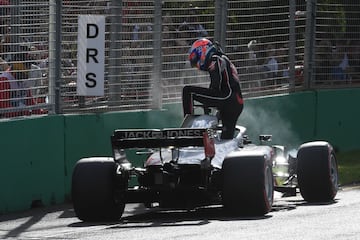 Romain Grosjean saliendo de su monoplaza después del incidente sufrido durante la carrera. 