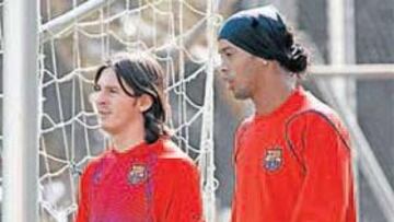 <b>INSEPARABLES. </b>Messi acompañó a Ronaldinho antes de iniciar la sesión.