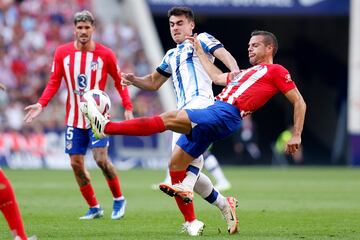 Ander Barrenetxea y César Azpilicueta luchan por el control del balón en una jugada del partido.