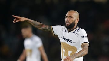 Dani Alves durante el partido entre los Pumas y Mazatlán.