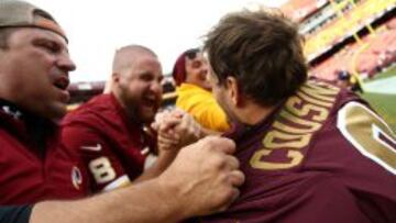 Kirk Cousins quarterback de Washington Redskins celebrando la victoria con sus aficionados.