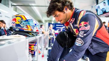 Sainz, relajado en el box de Toro Rosso.