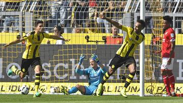 Dortmund, Wolfsburg and Gladbach kick off with wins