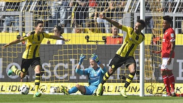 Dortmund, Wolfsburg and Gladbach kick off with wins