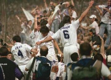 Hierro, Víctor, Suker, García Calvo y Redondo celebran la Liga 96/97 desde los carteles publicitarios del Bernabéu